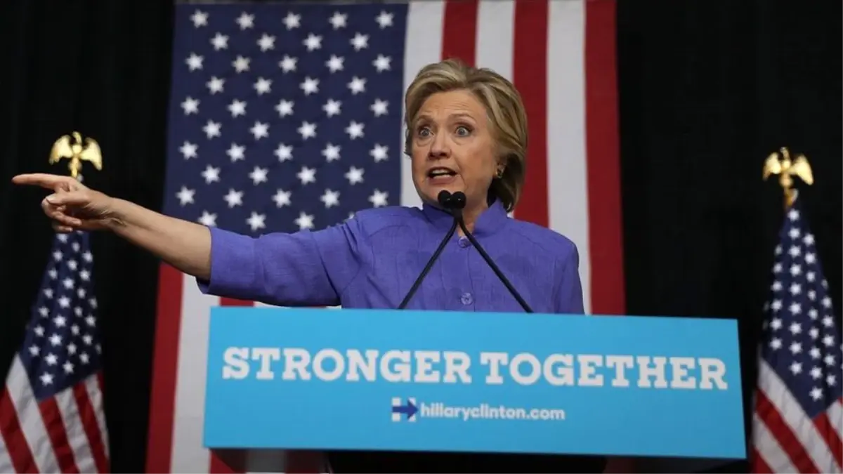 Clinton\'ın E-posta Skandalı: Zamanlama Manidar Mı?