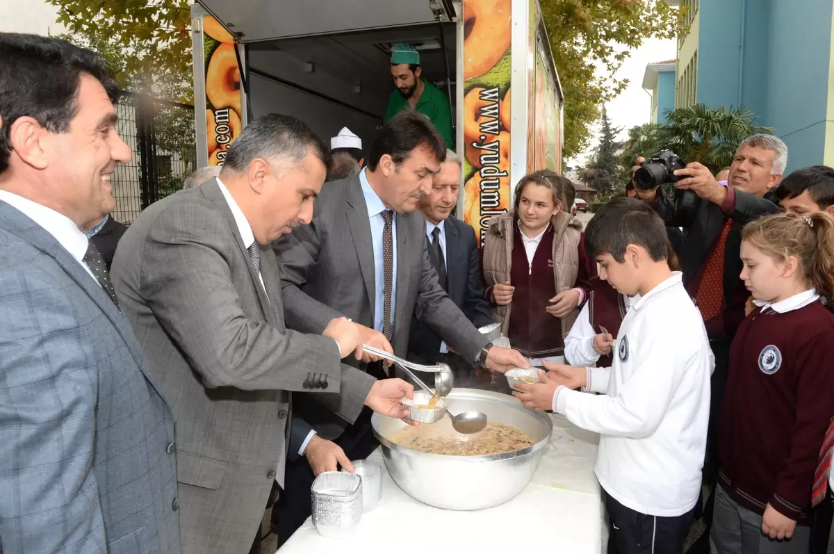 Dündar Öğrencilere Aşure Dağıttı