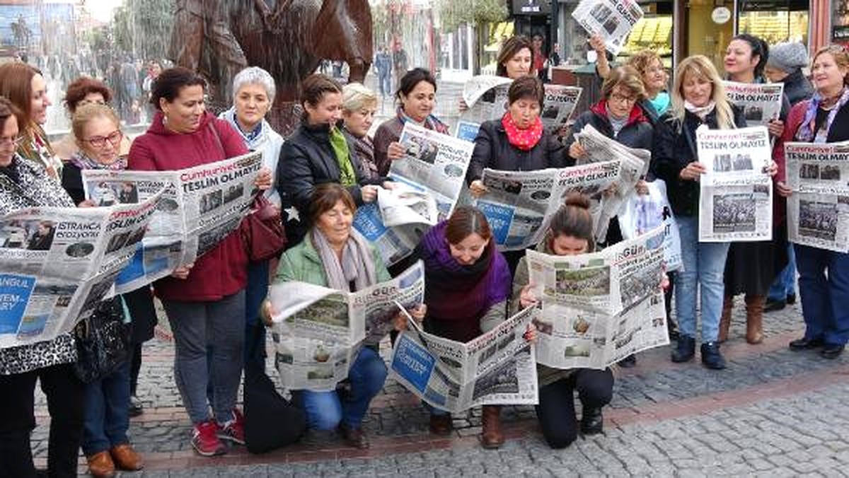Edirne\'de CHP\'li Gençlerden Cumhuriyet Gazetesi Protestosu