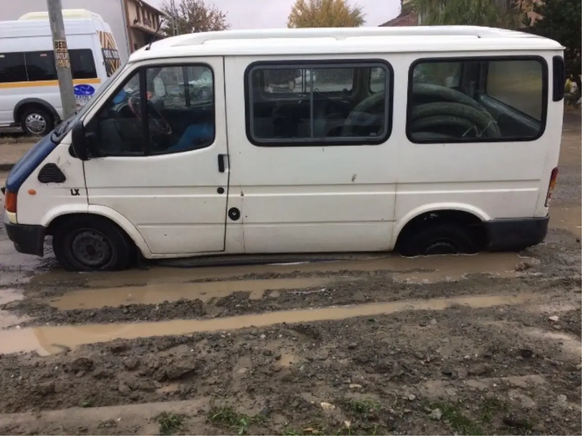 Erzincan\'da Yol Çöktü Araç İçine Düştü