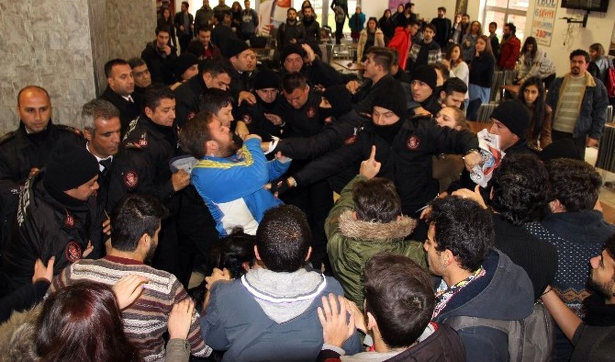 Eskişehir\'de "Cumhuriyet Gazetesi" Gerginliği