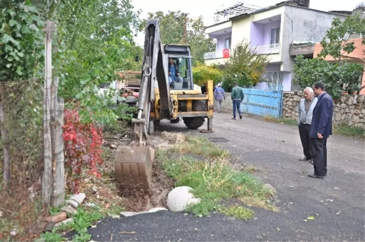 Gölbaşı İlçesinde Su Kanalları Temizleniyor