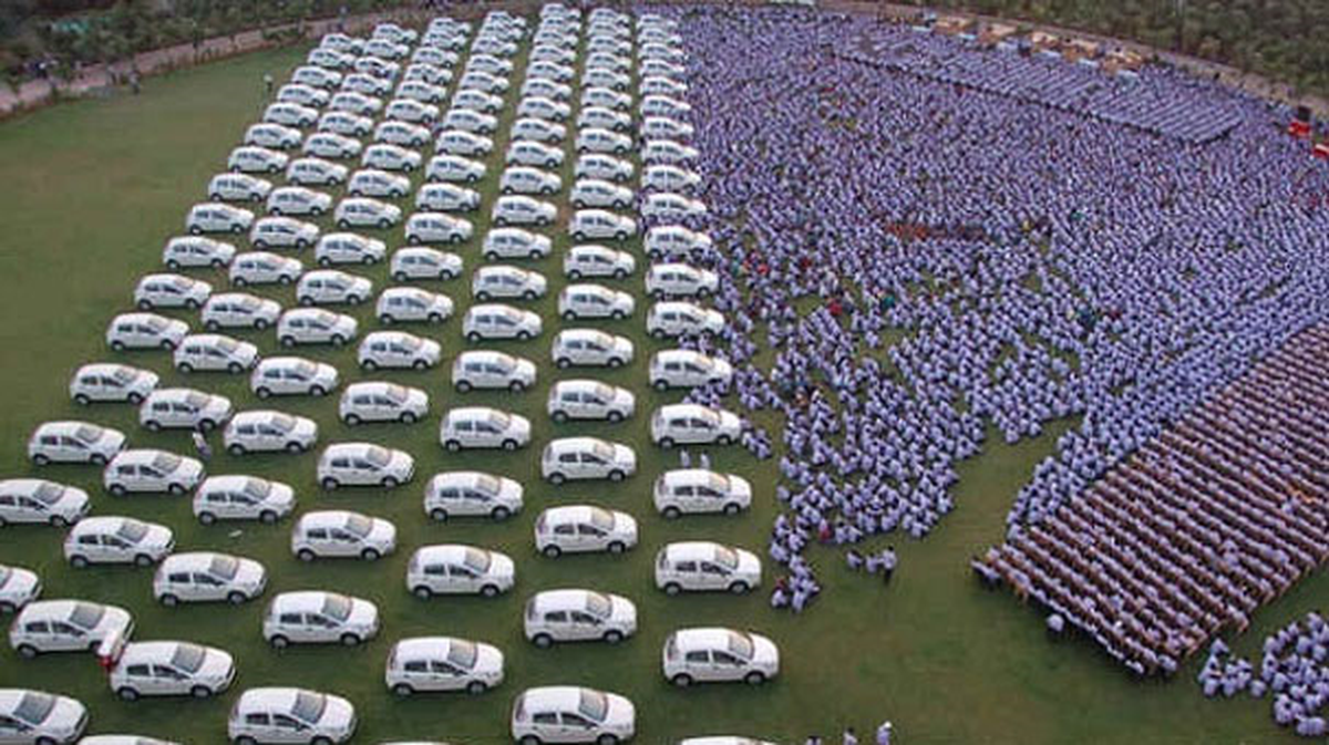 Hindistanlı İş Adamından Çalışanlarına 400 Daire 1260 Otomobil Hediye