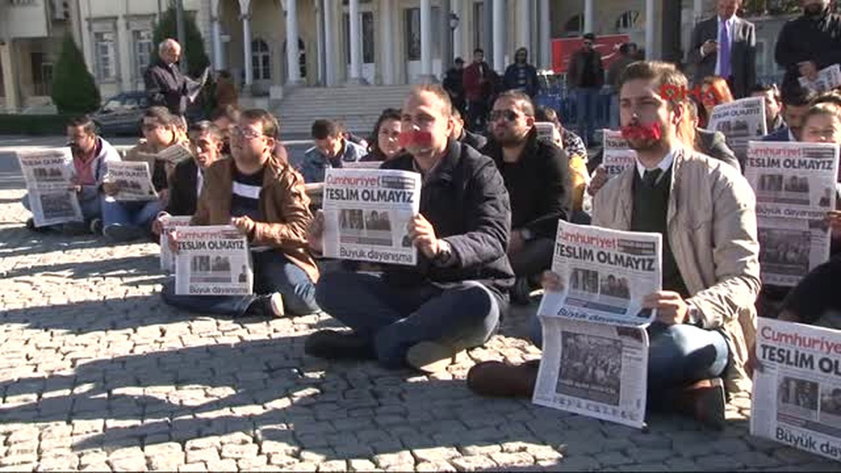 Izmir CHP\'li Gençlerden Cumhuriyet Gazetesi\'ne Operasyon Protestosu
