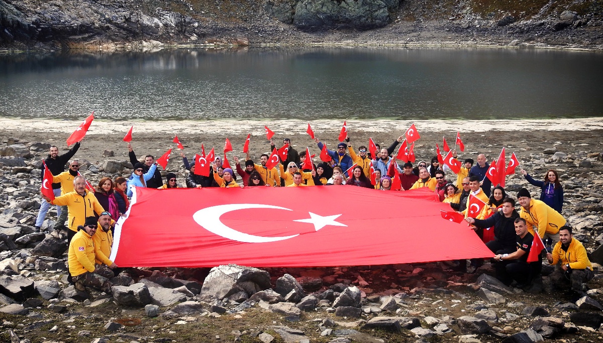 İzmirli Dağcılar Cumhuriyet\'i Uludağ\'da Kutladı