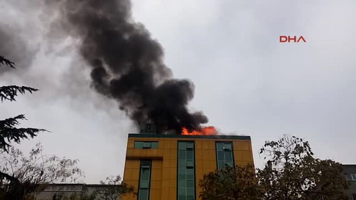 Kağıthane\'de 8 Katlı Iş Merkezinin Çatısı Alev Alev Yanıyor