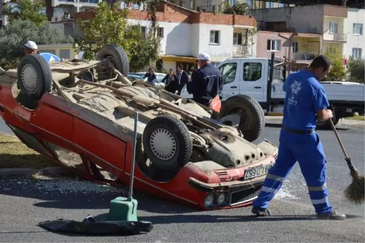 Kavşakta İki Otomobil Çarpıştı: 2 Yaralı