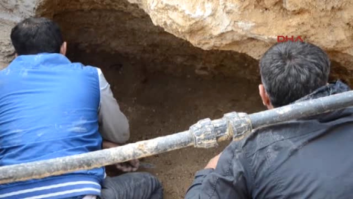 Konya Kanalizasyon Çalışması Sırasında Bulunan Tarihi Mezarda, Arkeolog Eşlinde Çalışma