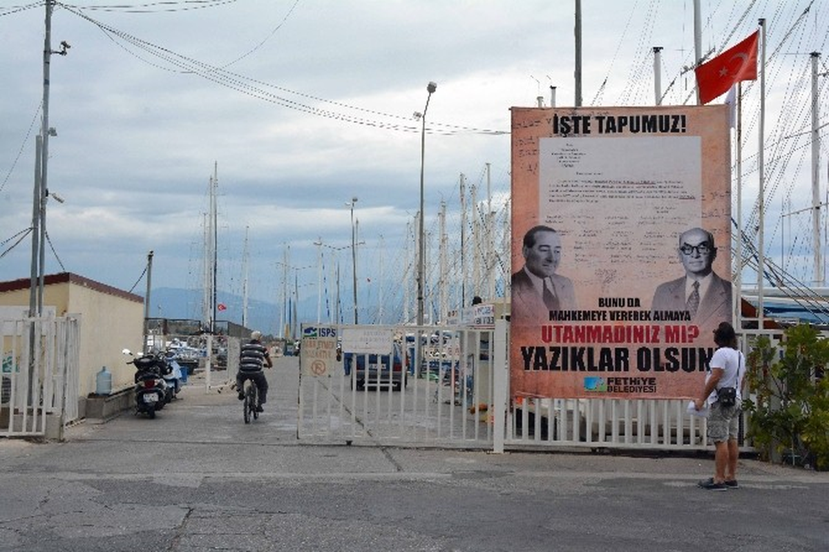 Fethiye İskelesi'nin Büyükşehir'e Devrine 'Afişli' Tepki