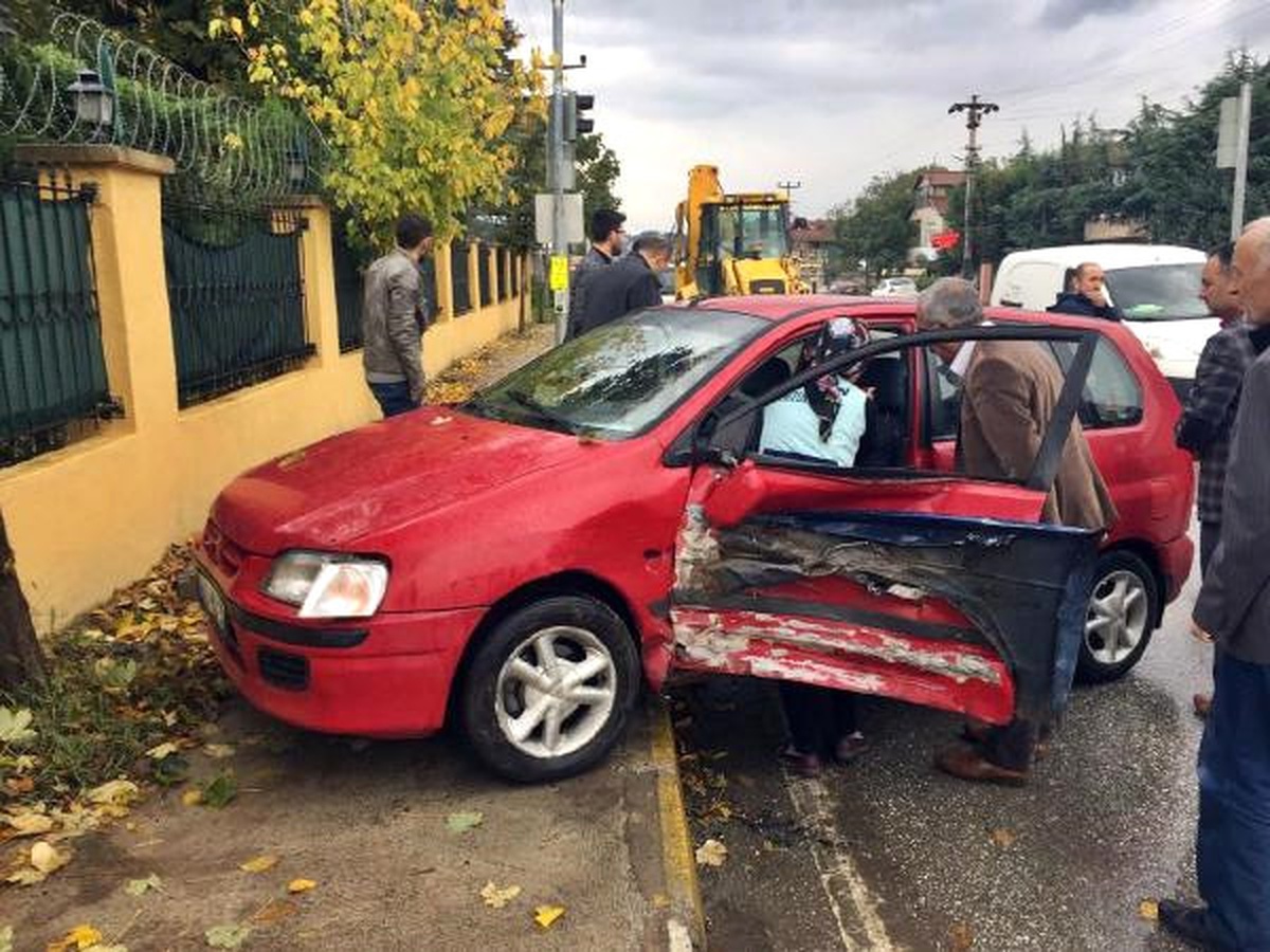 Otomobilin Kaportası Çarptığı Araca Saplandı