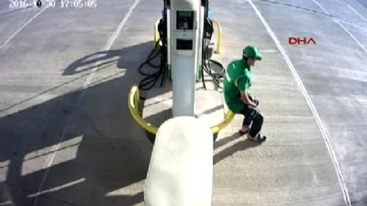 Pompa Görevlisi Otomobilin Altında Kalmaktan Son Anda Kurtuldu