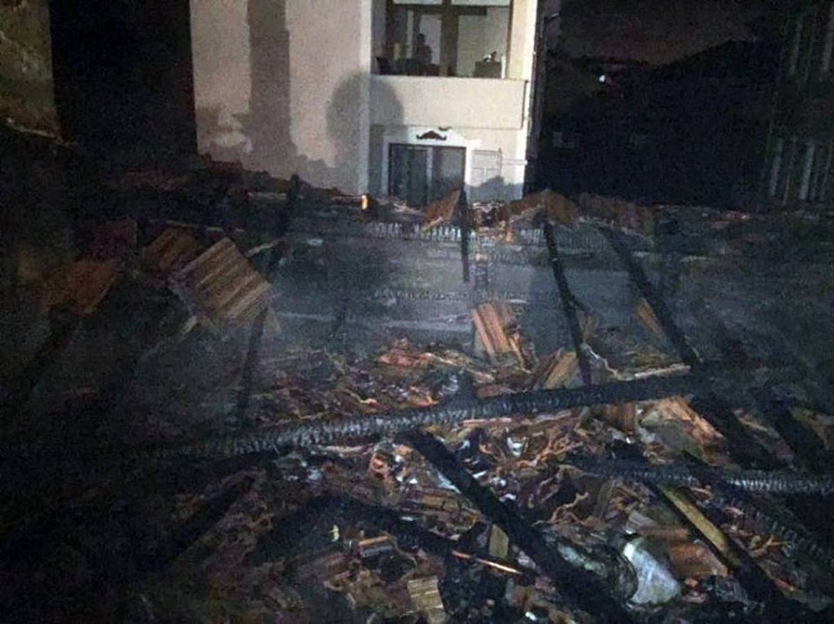 Sakarya\'da Çatı Yangını Büyümeden Söndürüldü