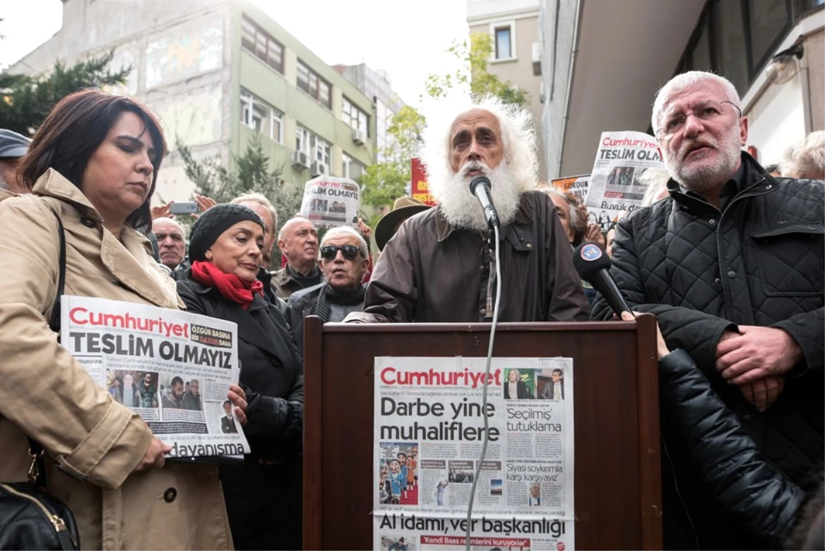 Sanatçılardan Cumhuriyet Gazetesine Destek Ziyareti