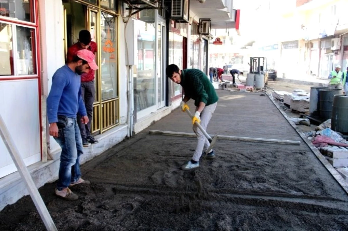 Sarıgöl\'de Kaldırımlara Engelli Klavuz Yolları Yapılıyor