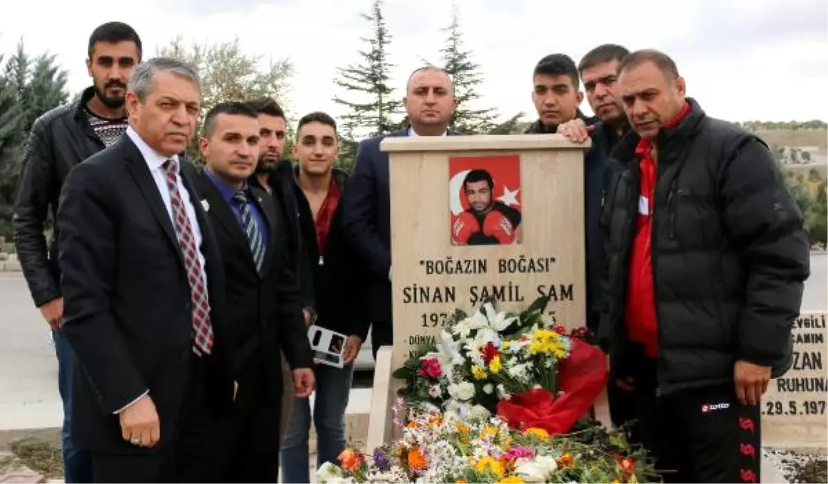 Sinan Şamil Sam Kabri Başında Anıldı