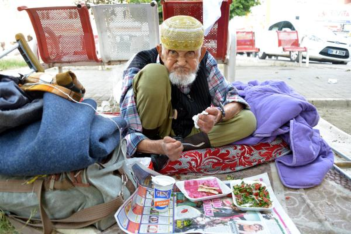 Sokakta Kalan Yaşlının Bankada 100 Bin Lirası Çıktı