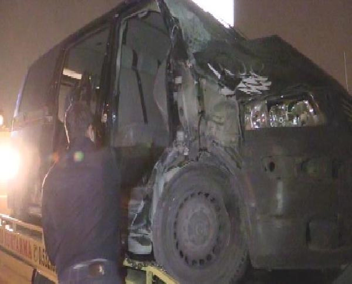 Tır ile Minibüs Çarpıştı: 1 Ölü, 7 Yaralı