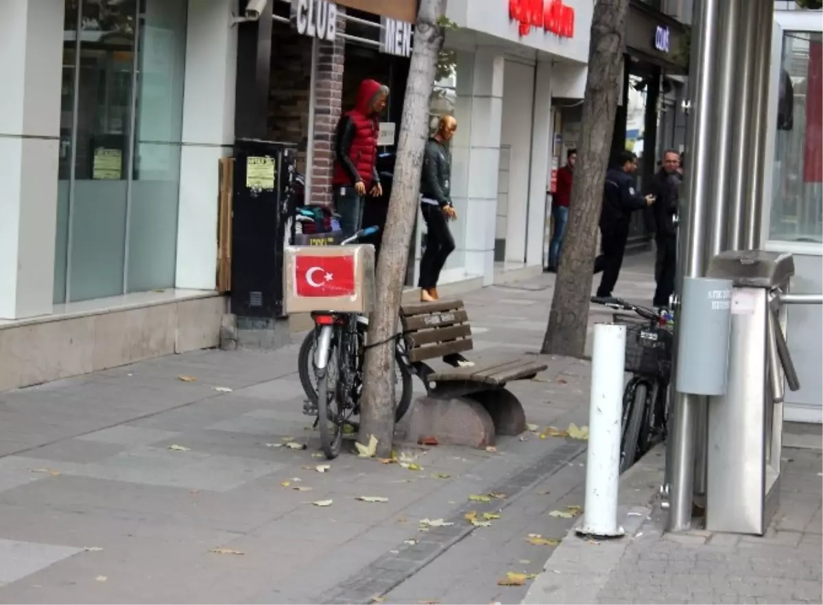 Üzerinde Türk Bayrağı Bulunan Şüpheli Paket Kenti Karıştırdı