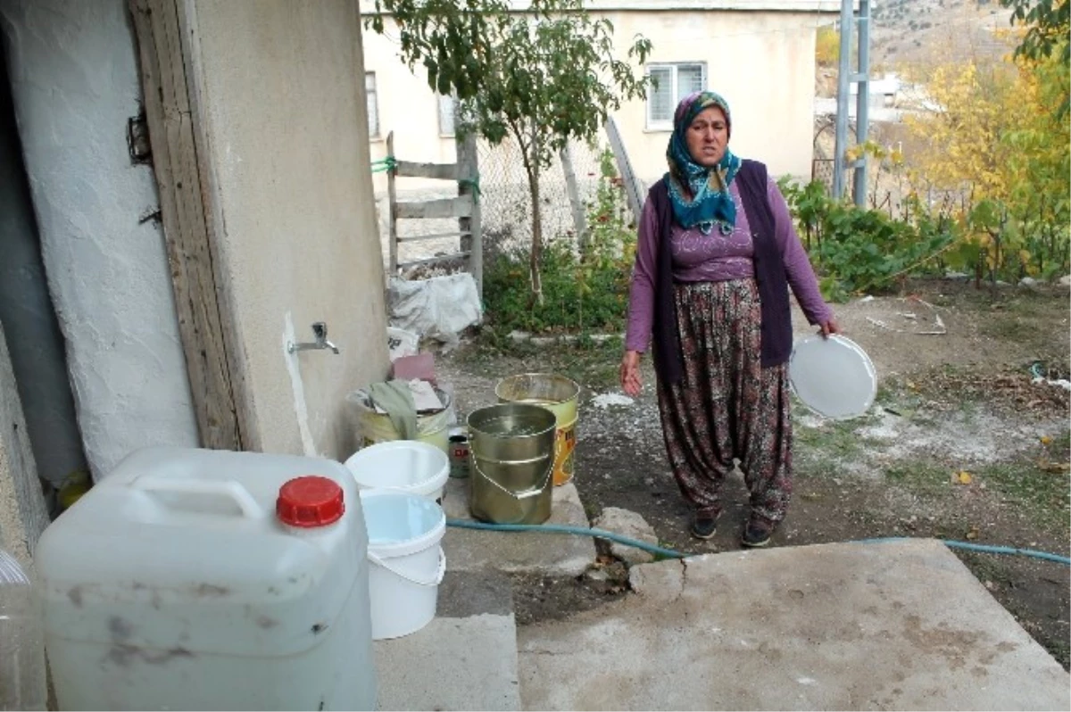 Yelatan Köy Muhtarı: "Sular Kesik Olduğu İçin Vatandaşlarımız Çoğu Zaman Boy Abdesti Alamıyor"