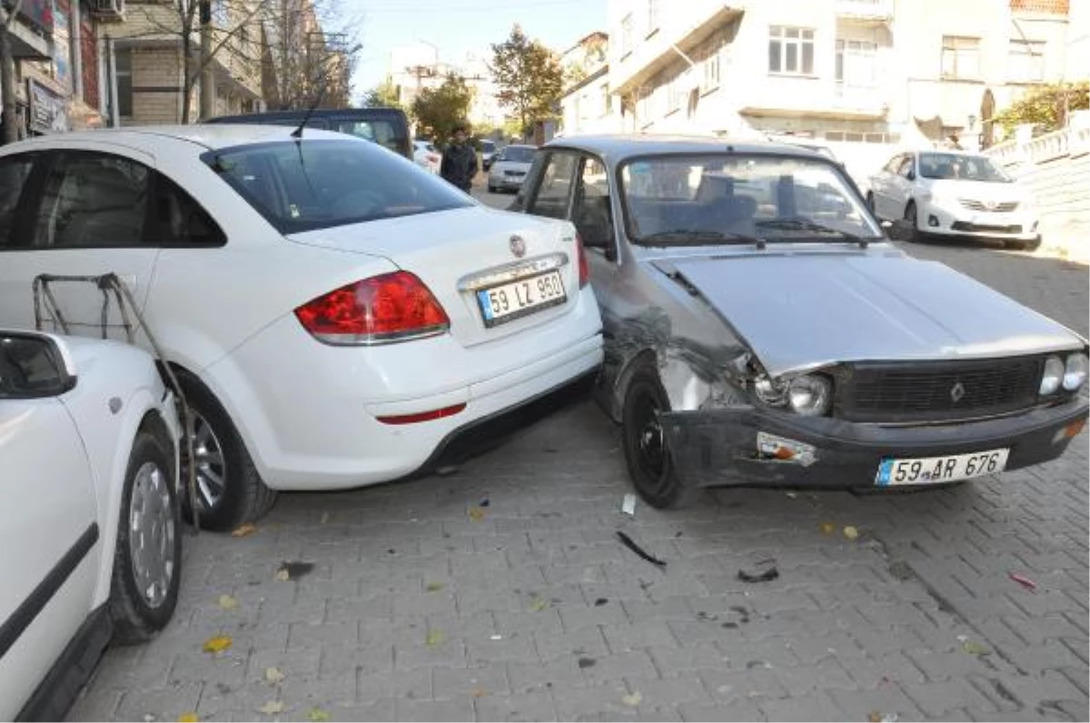 4 Araca Çarpan Otomobilin Sürücüsü Hafif Yaralandı