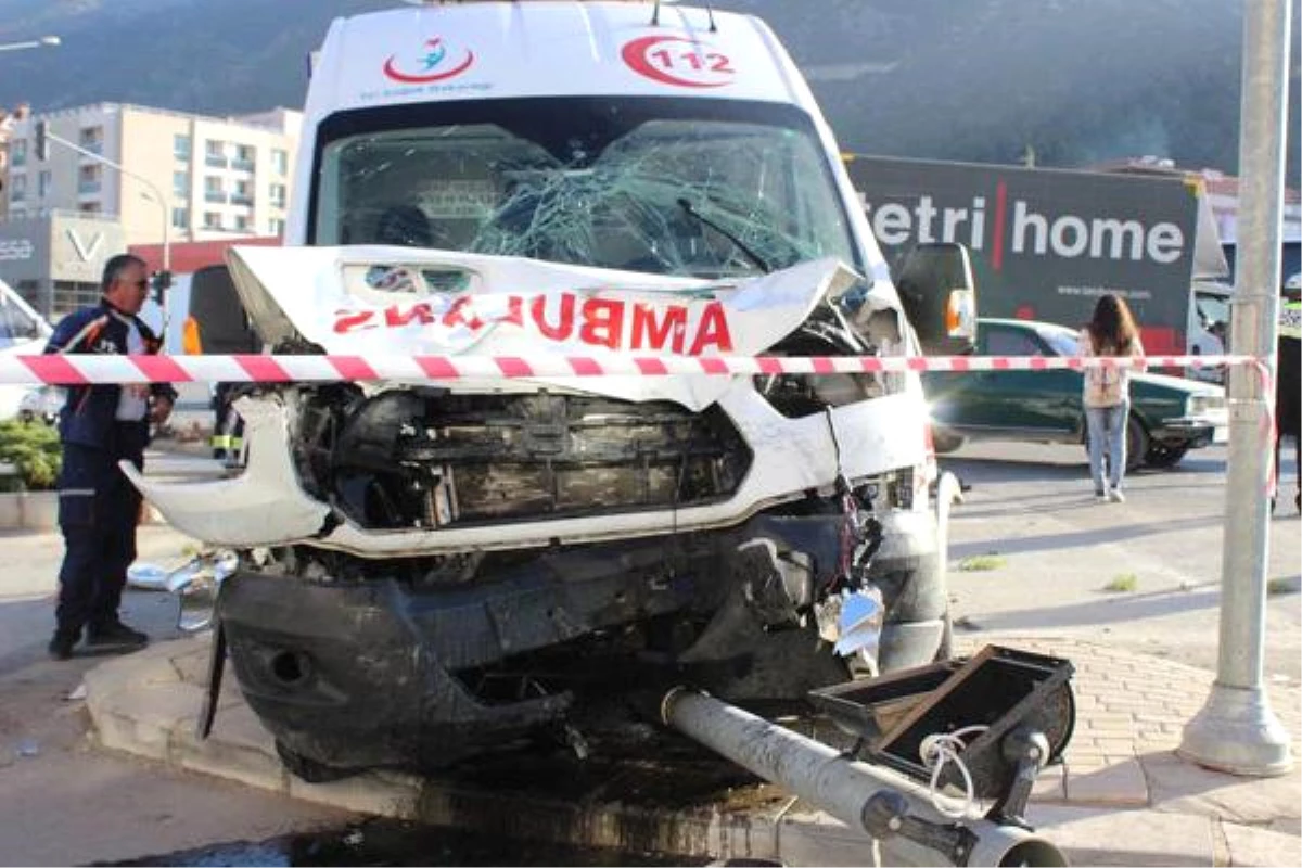 Ambulansla Kamyonet Çarpıştı: 7 Yaralı