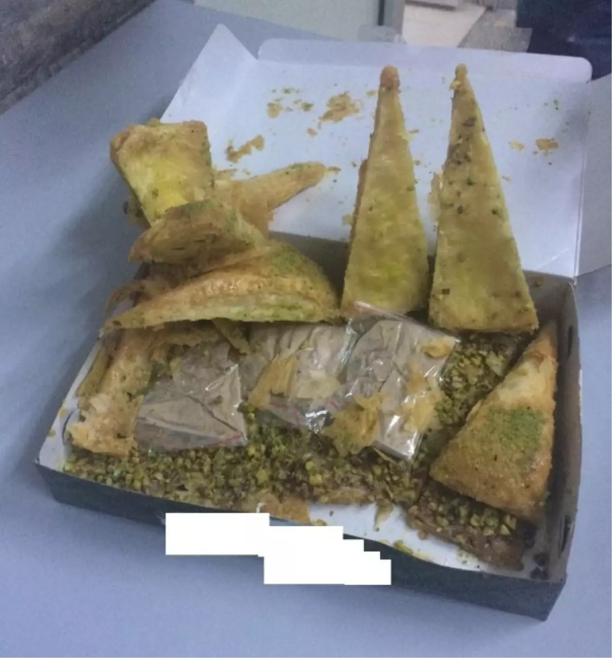 Baklavanın İçinden Eroin Çıktı