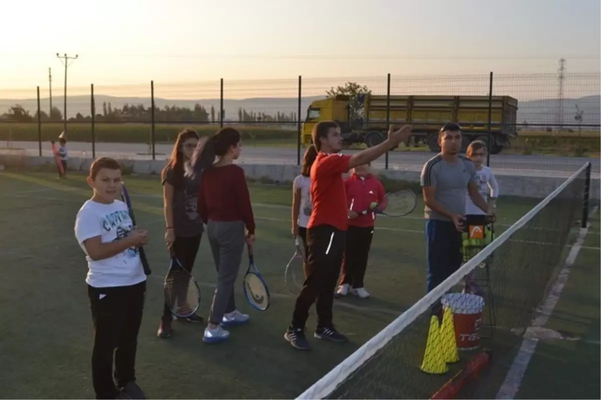 Bigadiç\'de Minikler Tenis Öğreniyor