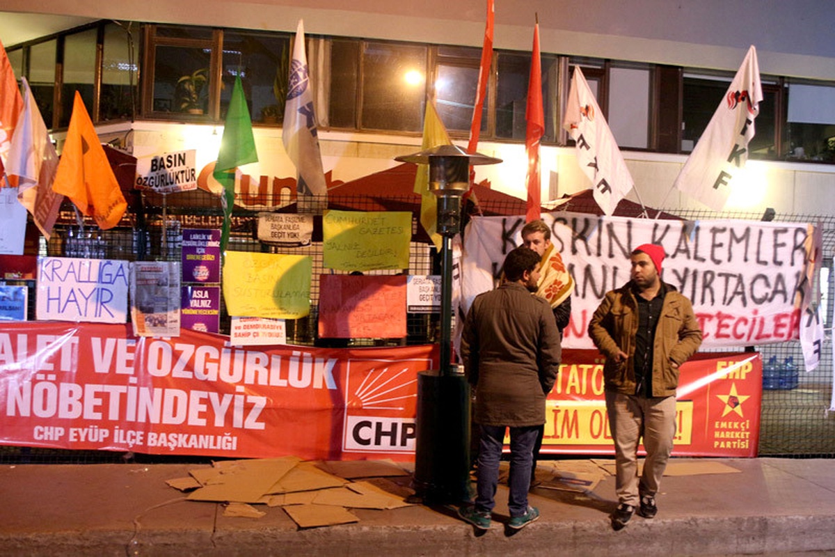 Cumhuriyet Gazetesi\'ndeki Nöbet Sürüyor