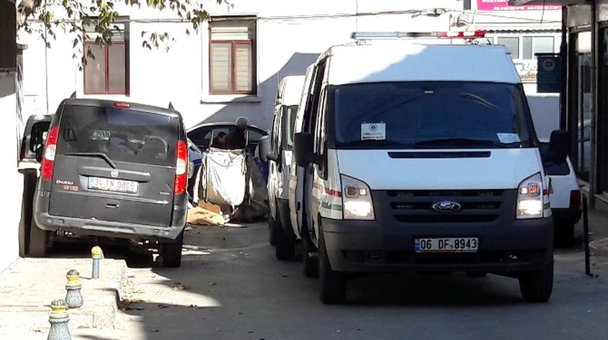 Fatih\'te Kağıt Toplama Arabasının İçinde Erkek Cesedi Bulundu