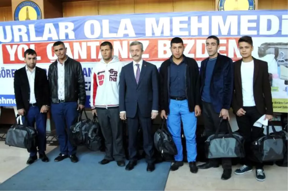 Gaziantep\'te, Asker Adaylarına Seyahat Çantası Hediyesi