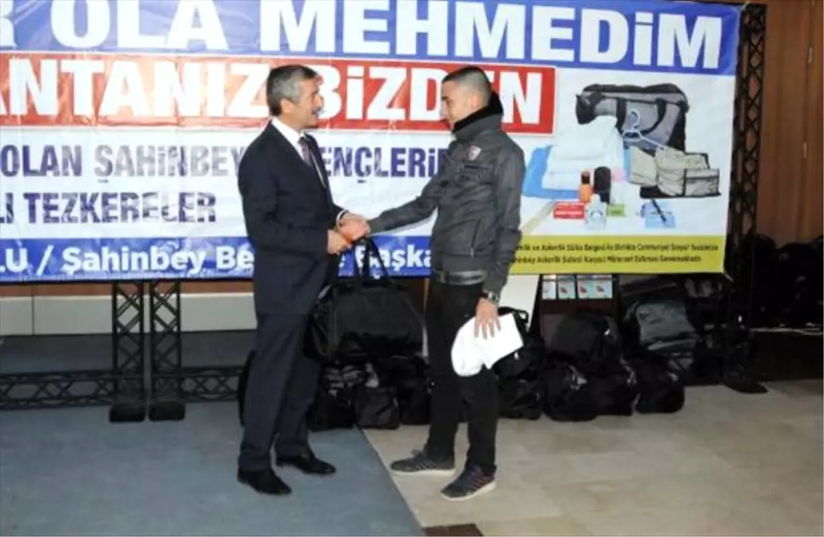 Gaziantep\'te, Asker Adaylarına Seyahat Çantası Hediyesi