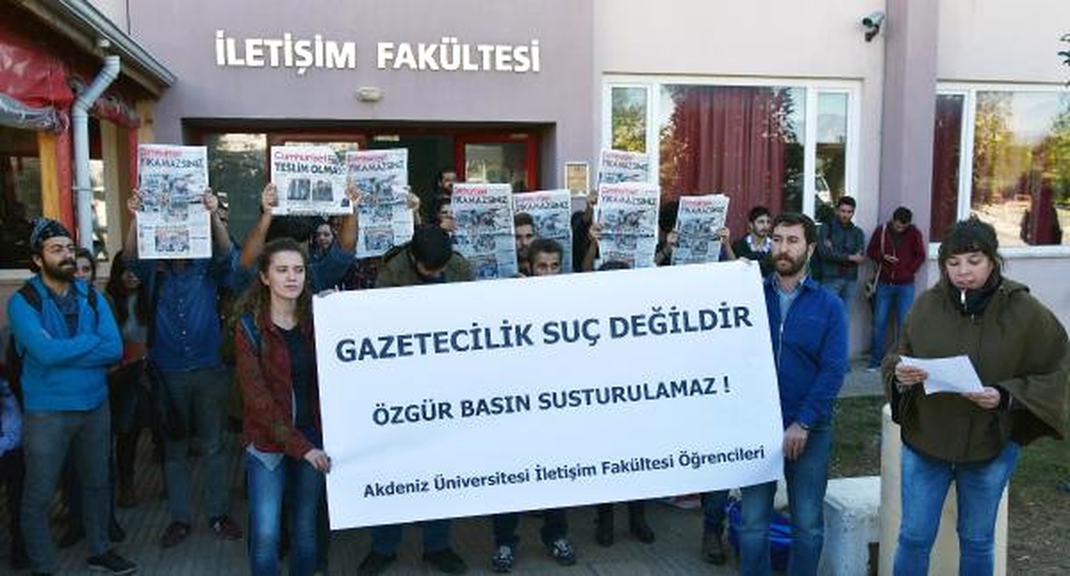 İletişim Öğrencilerinden Cumhuriyet\'e Destek Eylemi