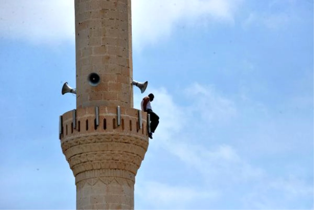 İşten Çıkarılan Genç, Cami Minaresinde İntihara Kalkıştı