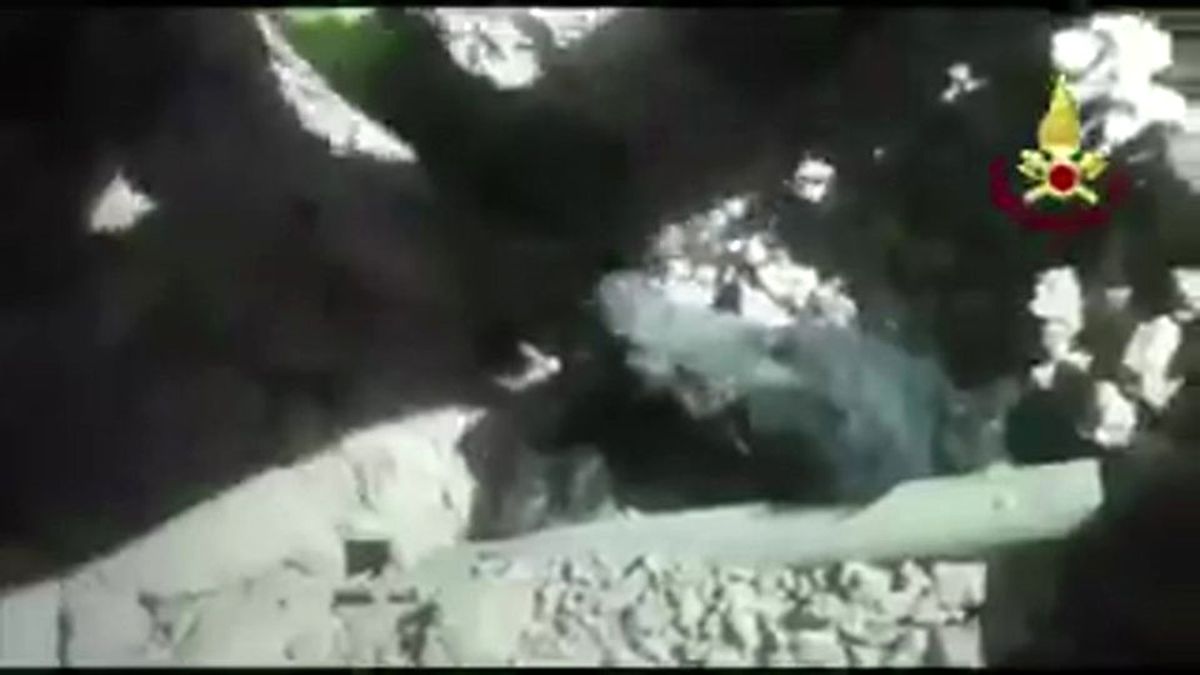 İtalya\'da Enkaz Altından Kurtarılan Köpek