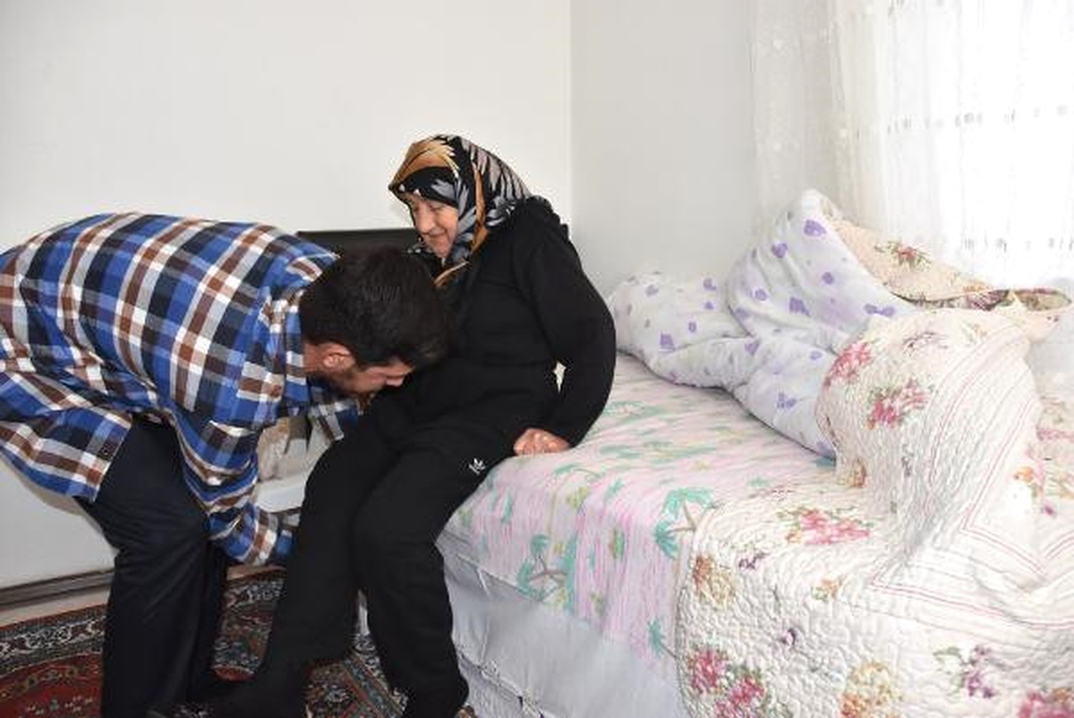Kendisini Büyüten Anneannesinin Eli Ayağı Oldu