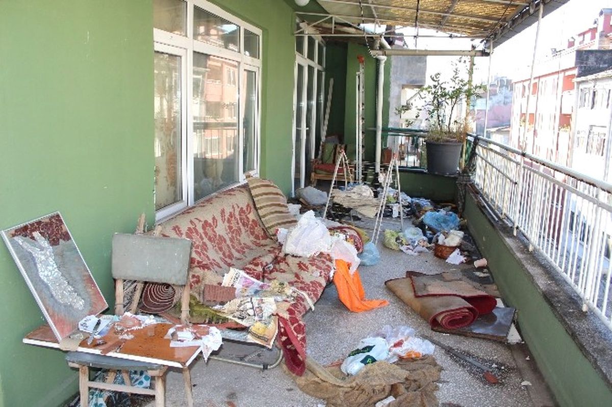 Kocaeli\'de Bir Evden 3 Kamyon Dolusu Çöp Çıktı