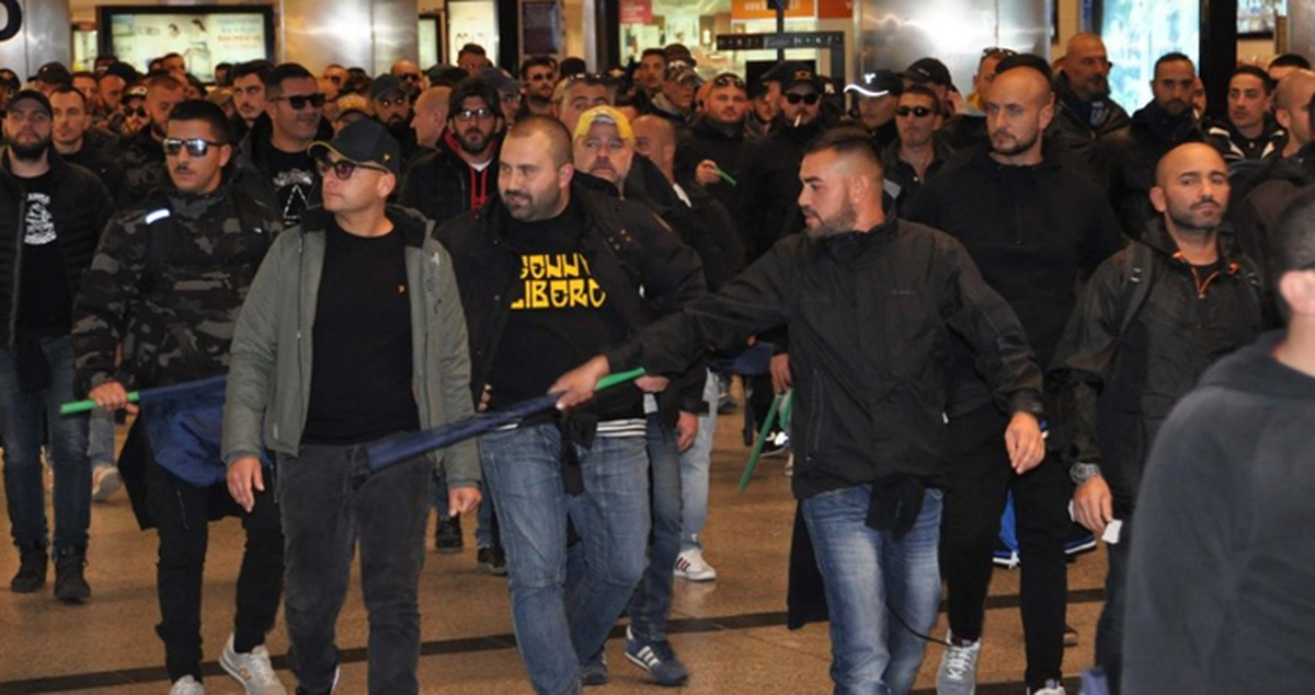 Napoli Taraftarı ile Beşiktaşlılar Arasında Kavga Çıktı