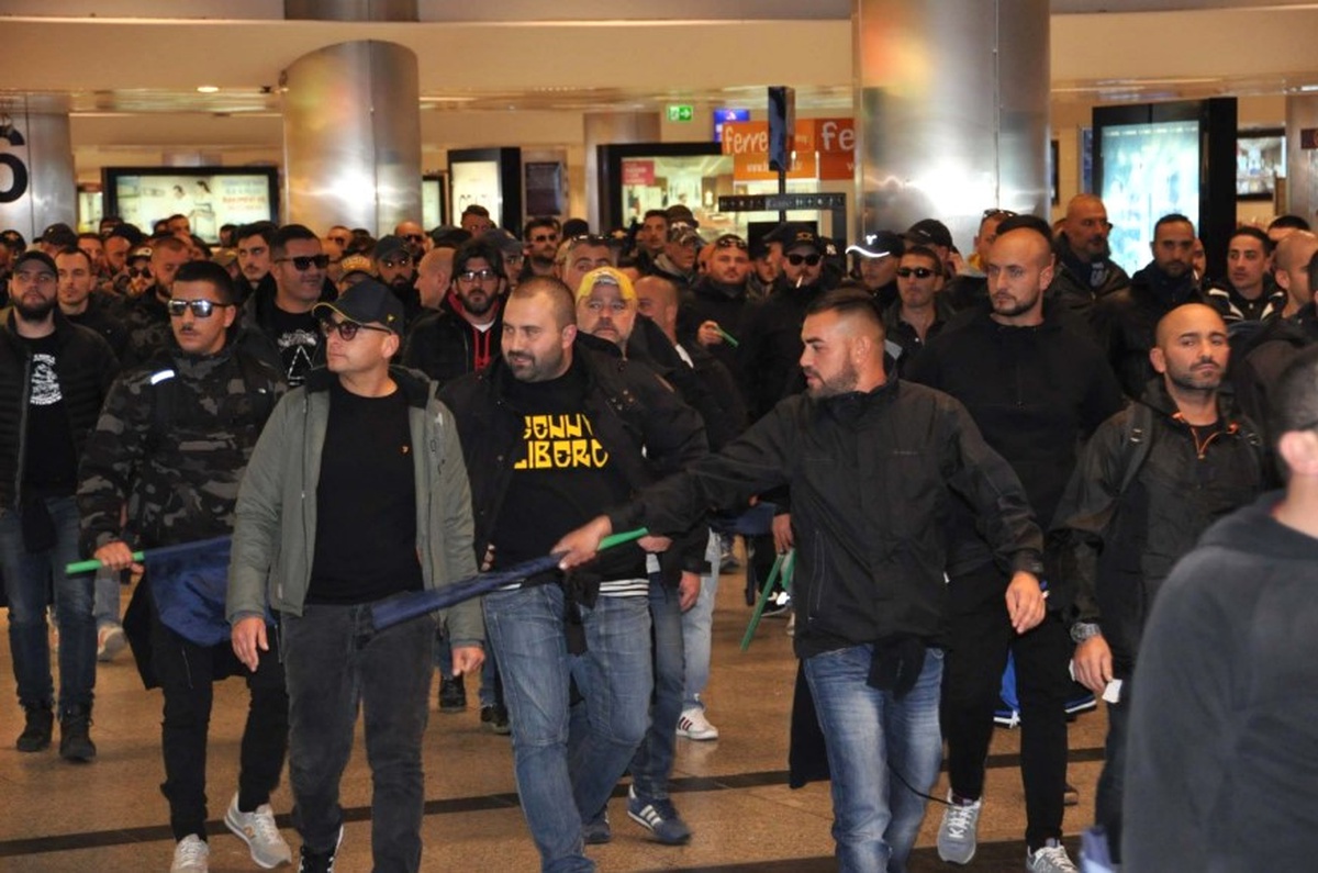 Napolili Taraftarlar Geniş Güvenlik Önlemleri Altında Stattan Ayrıldı