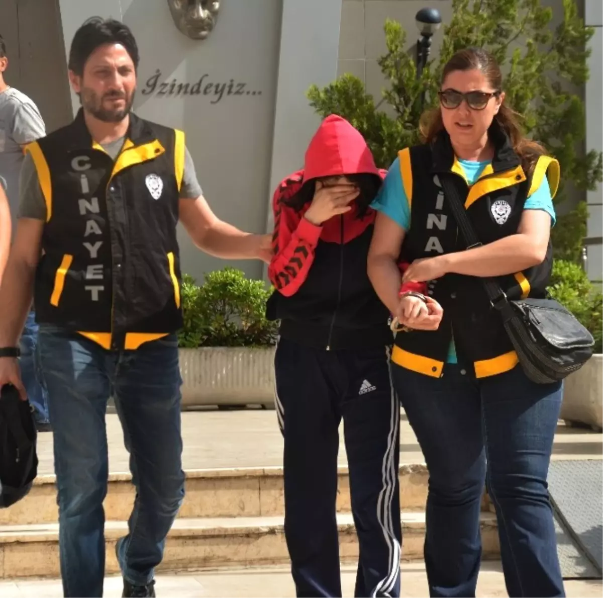 Üvey Babasını Bıçaklayıp "Öldürdüm, Ambulans Çağırın" Diye Bağırmış