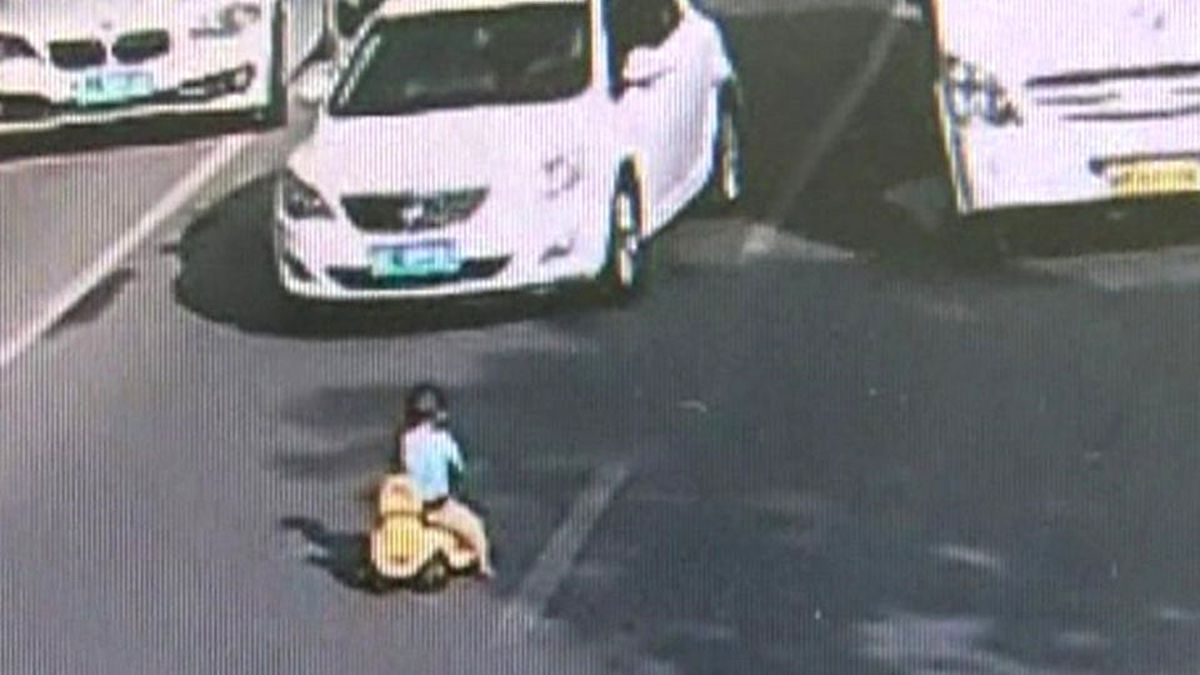 2 Yaşındaki Çocuk Oyuncak Arabasıyla Ana Yola Çıktı