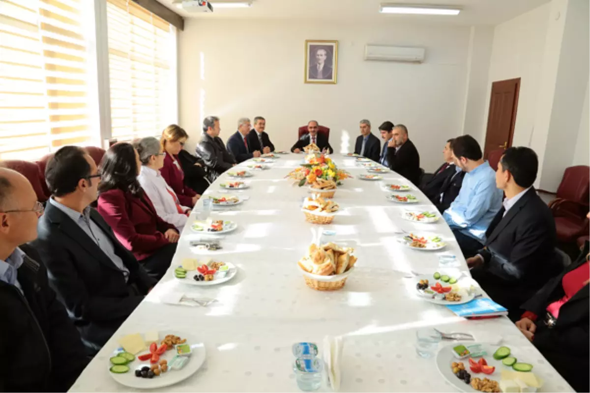 Rektör Karakaya, Akademisyenlerle Bir Araya Geldi