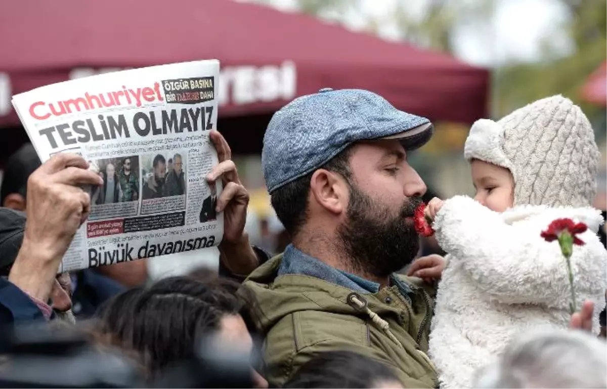 Tekirdağ\'da Cumhuriyet Gazetesi Okuma Eylemi