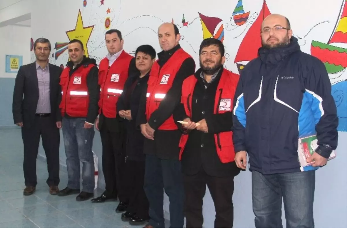 Türk Kızılayı Bozkurt Şubesi Öğrencilere Kalem Dağıttı