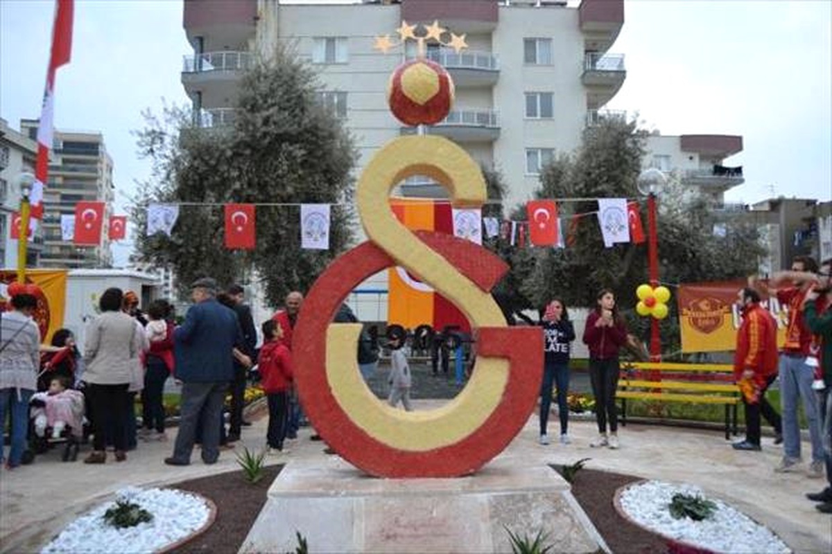 3 Günlük Parktaki Gs Arması Heykeline Boyalı Saldırı