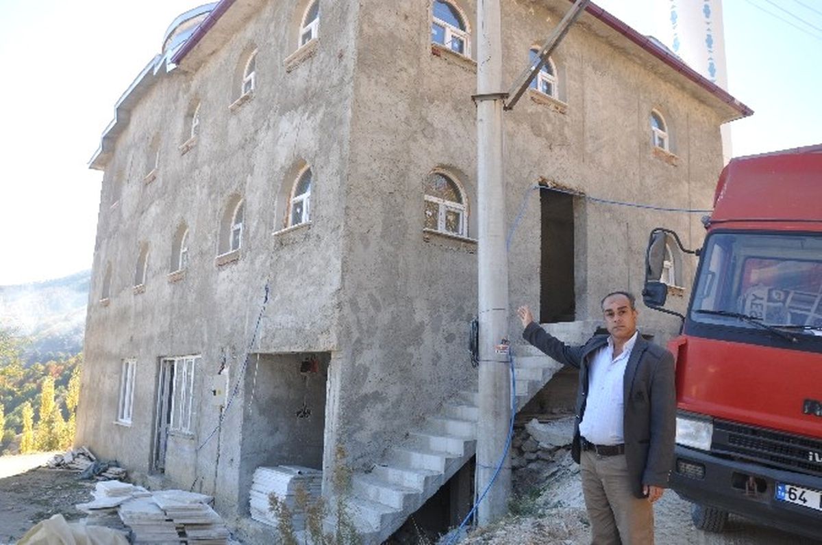 4 Yıldır Tamamlanamayan Cami İçin \'İsyan Bayrağı\' Açtılar