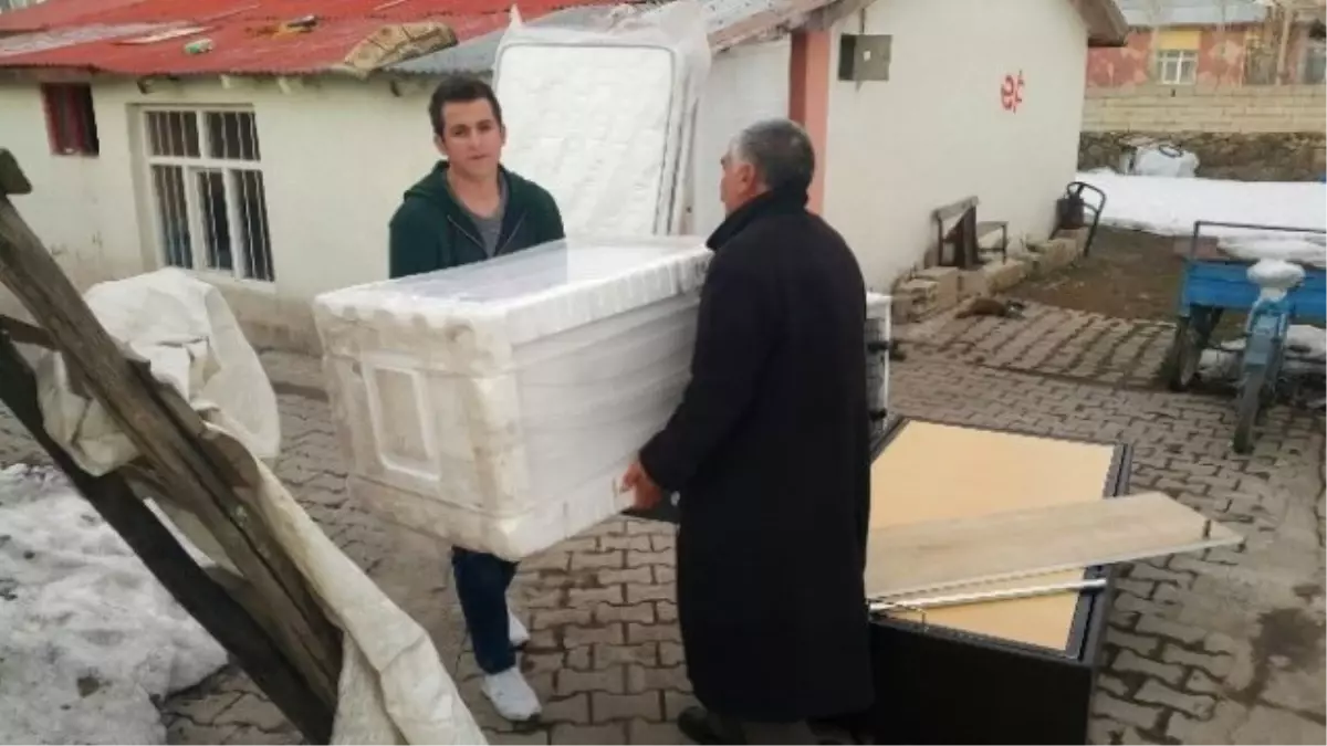 Ak Partili Gençlerden İhtiyaç Sahibi Aileye Yardım