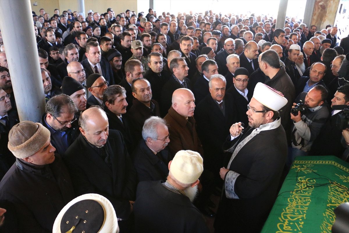 Aü Rektörü Çomaklı\'nın Annesi Toprağa Verildi