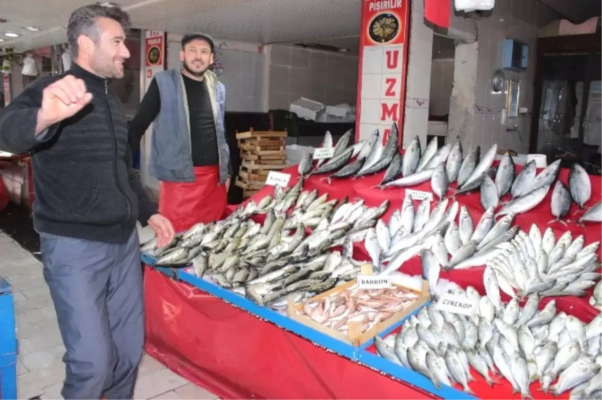 Balık Pazarı\'nda Deniz Ürünleri Çeşitliliği