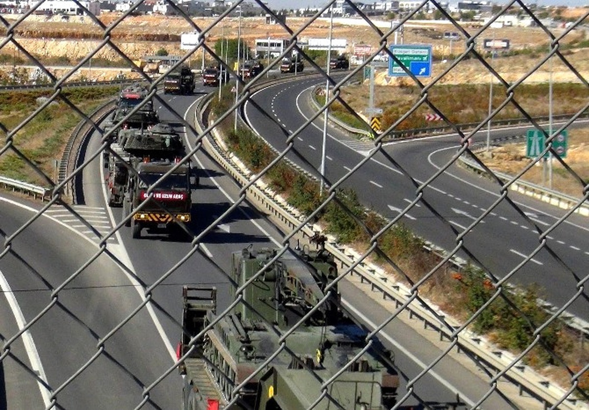 Barış Gücü\'ne Ait Tankların Sınıra Sevkıyatı Sürüyor