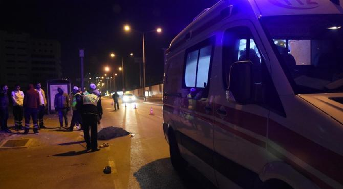 Cadde Ortasında Yatan Adama Araç Çarptı